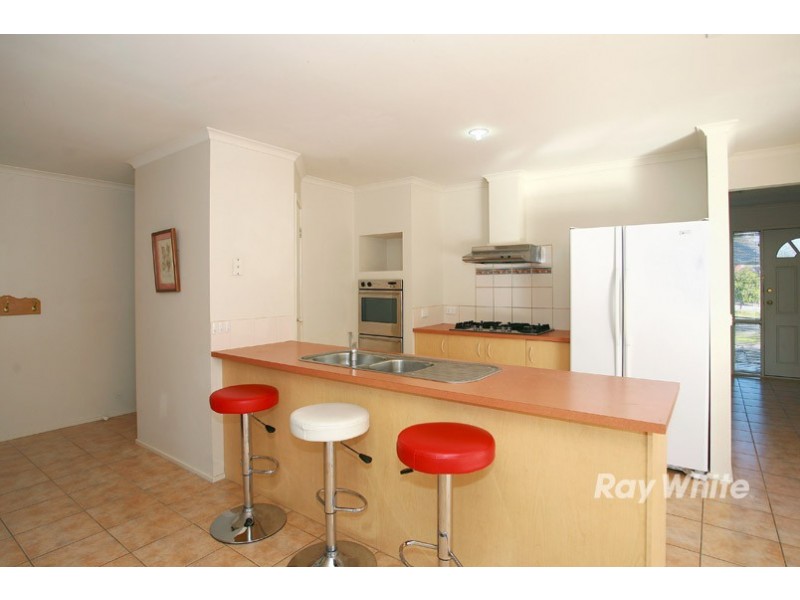 28 Henry Lawson Drive, Lynbrook VIC 3975