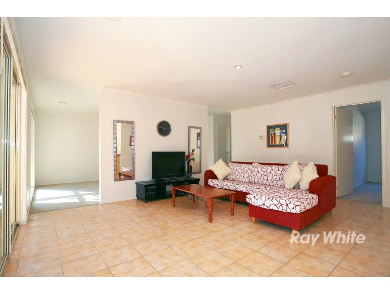 28 Henry Lawson Drive, Lynbrook VIC 3975