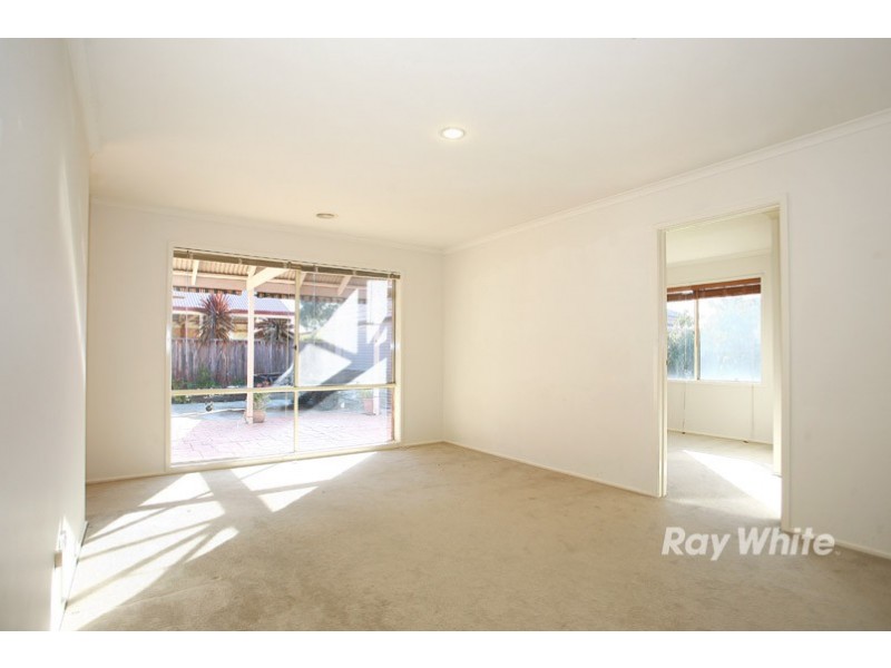 28 Henry Lawson Drive, Lynbrook VIC 3975