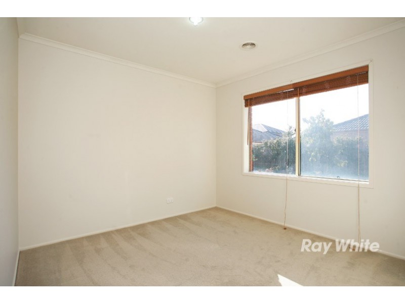 28 Henry Lawson Drive, Lynbrook VIC 3975