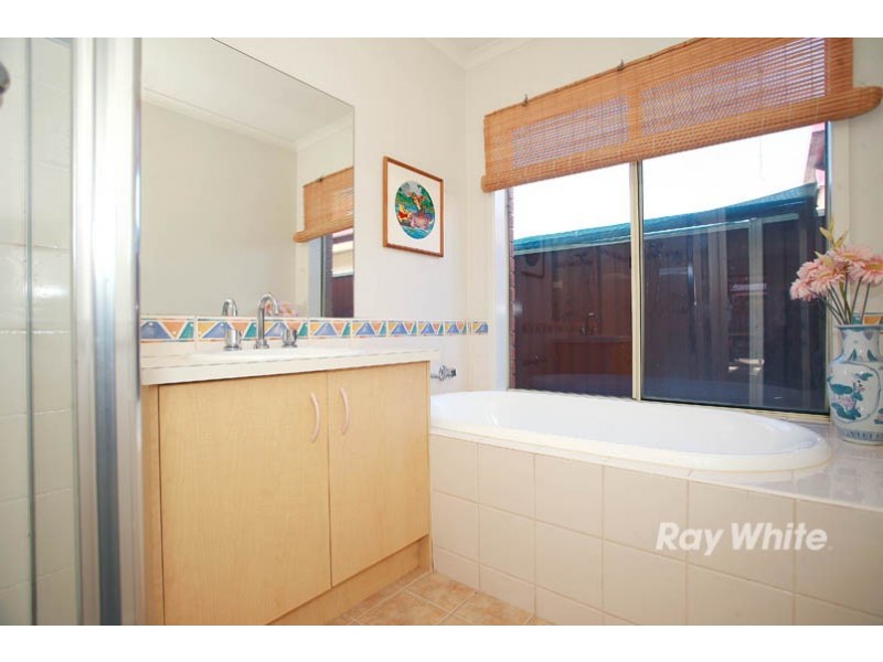 28 Henry Lawson Drive, Lynbrook VIC 3975