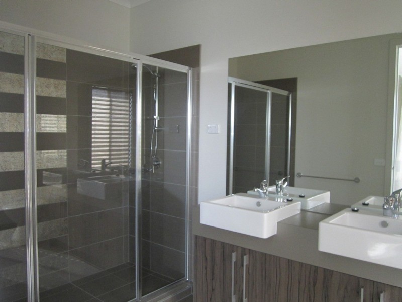 49 Mountainview Boulevard, Cranbourne North VIC 3977