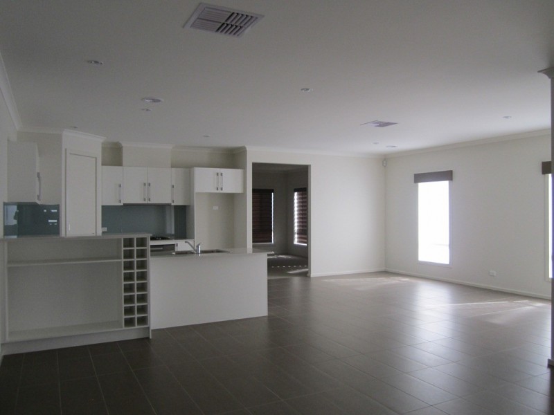 49 Mountainview Boulevard, Cranbourne North VIC 3977