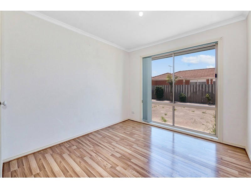 39 Glenaire Crescent, Cranbourne West VIC 3977