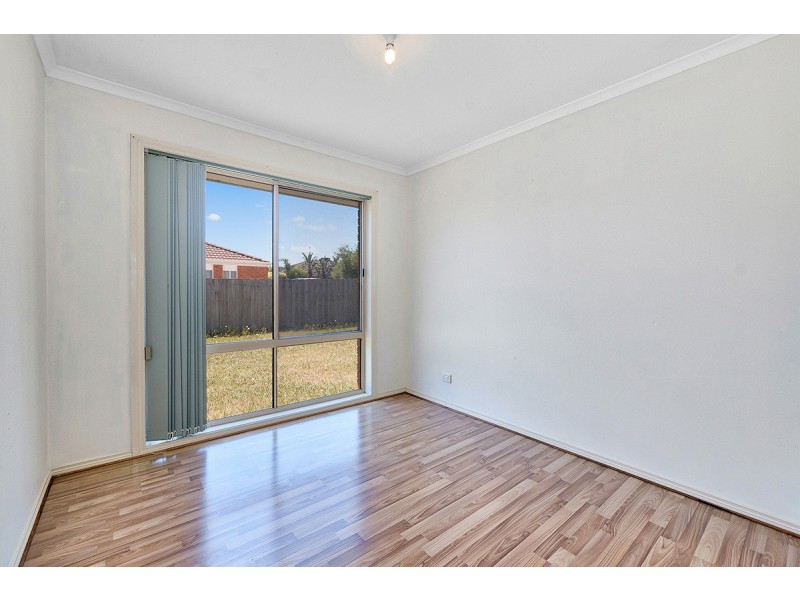 39 Glenaire Crescent, Cranbourne West VIC 3977