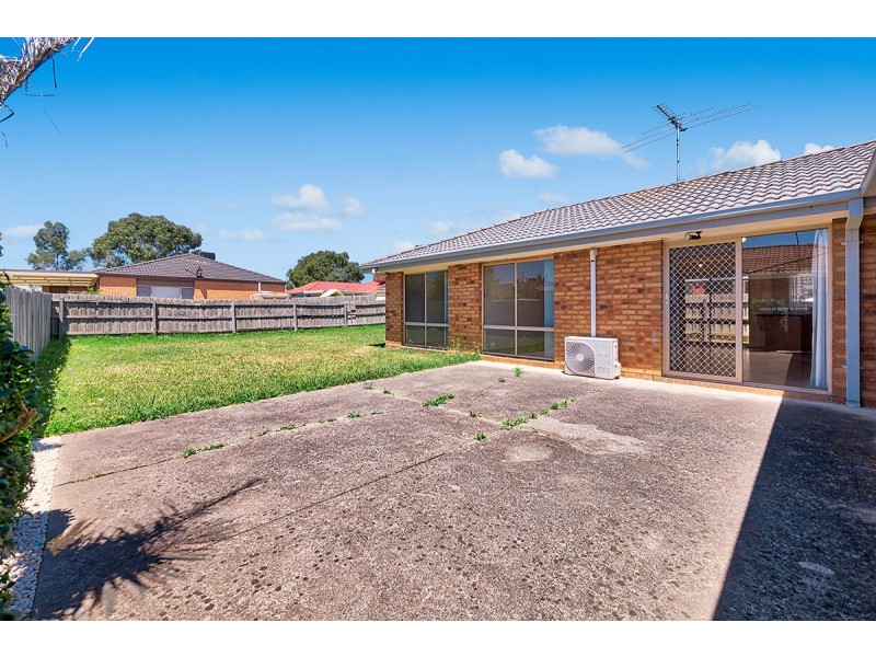 39 Glenaire Crescent, Cranbourne West VIC 3977
