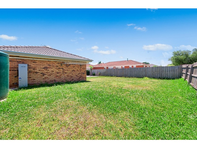 39 Glenaire Crescent, Cranbourne West VIC 3977