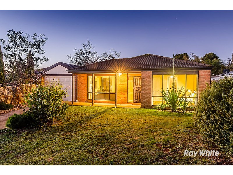 15 Jaye Place, Cranbourne West VIC 3977
