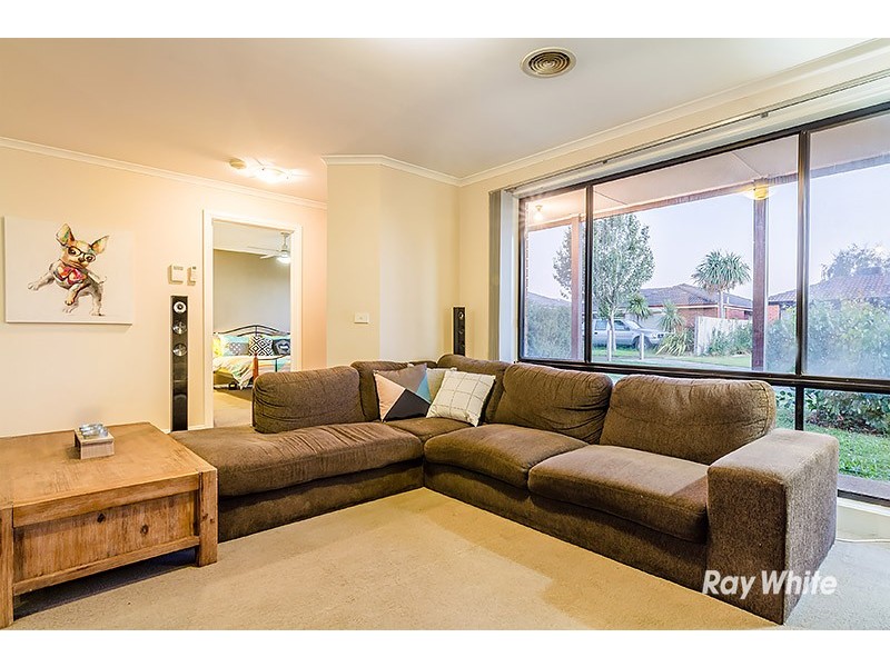 15 Jaye Place, Cranbourne West VIC 3977