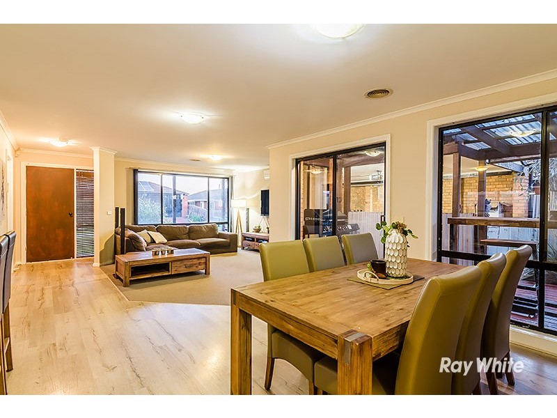 15 Jaye Place, Cranbourne West VIC 3977