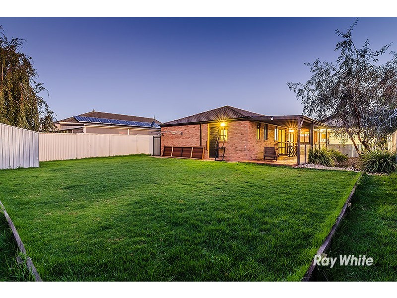 15 Jaye Place, Cranbourne West VIC 3977