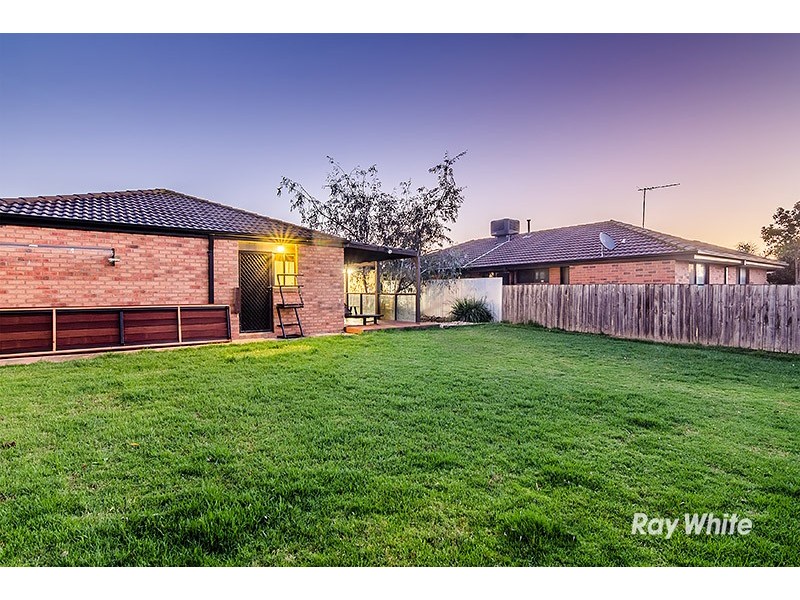 15 Jaye Place, Cranbourne West VIC 3977