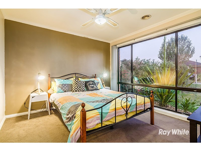 15 Jaye Place, Cranbourne West VIC 3977