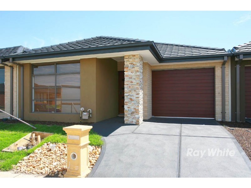 9 Falabela Road, Clyde North VIC 3978