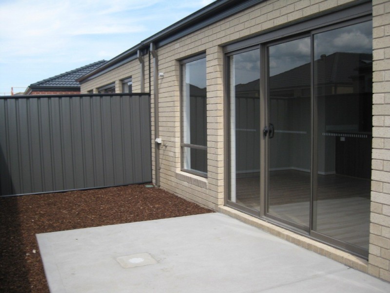 9 Falabela Road, Clyde North VIC 3978