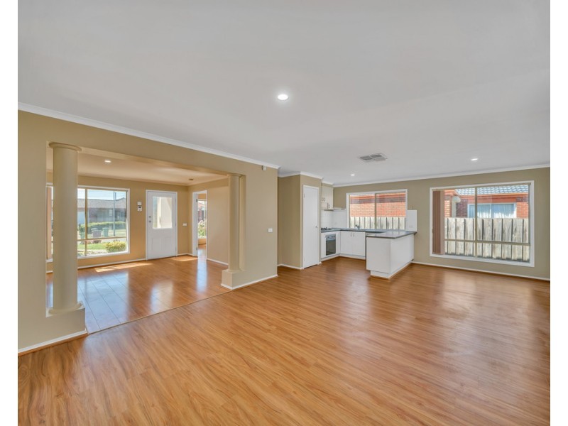 5 Charlotte Place, Cranbourne West VIC 3977