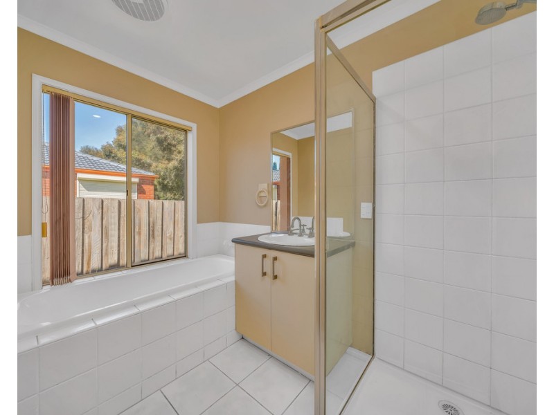 5 Charlotte Place, Cranbourne West VIC 3977