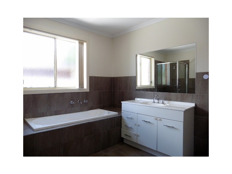 1/6 Hoddle Court, Cranbourne VIC 3977