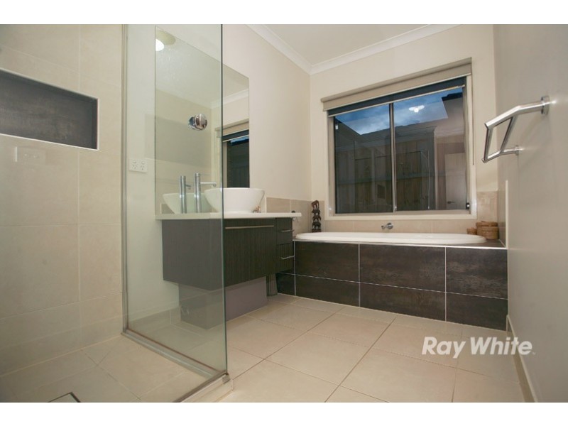 12 Mannavue Boulevard, Cranbourne North VIC 3977