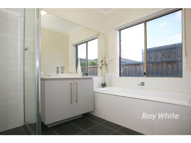 75 Melington Drive, Lyndhurst VIC 3975