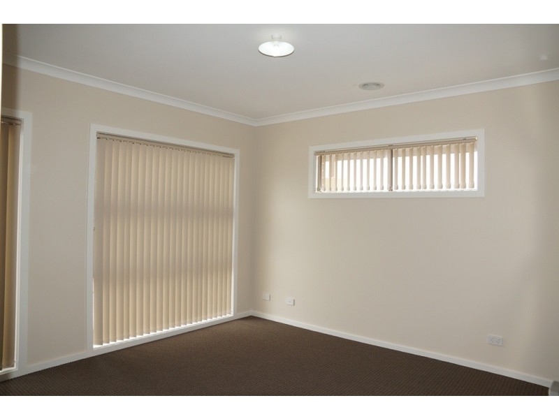 8 Ventasso Street, Clyde North VIC 3978
