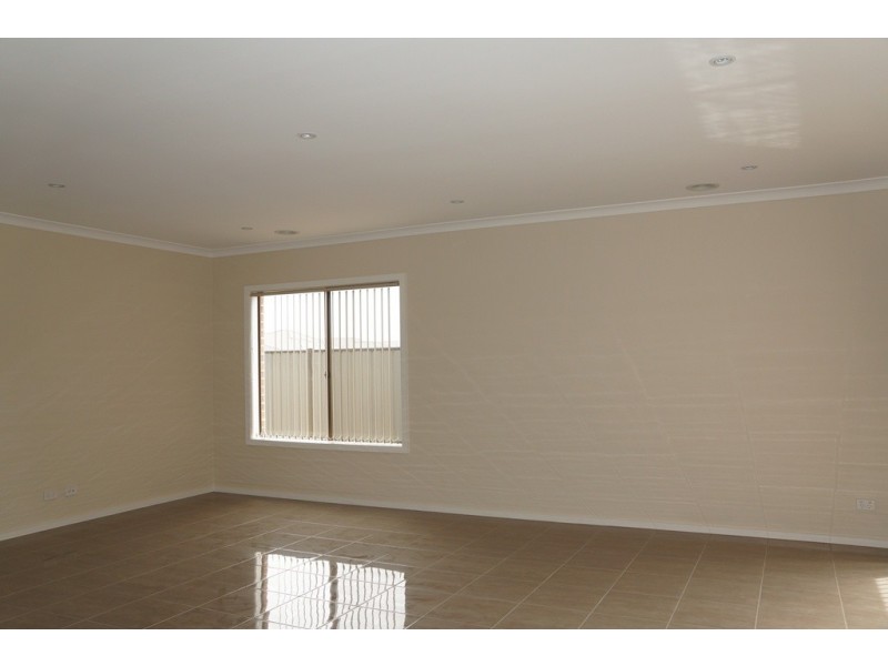 8 Ventasso Street, Clyde North VIC 3978