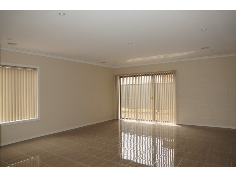 8 Ventasso Street, Clyde North VIC 3978