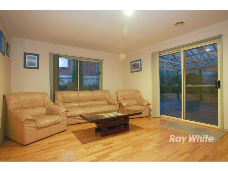 9 Henry Lawson Drive, Lynbrook VIC 3975