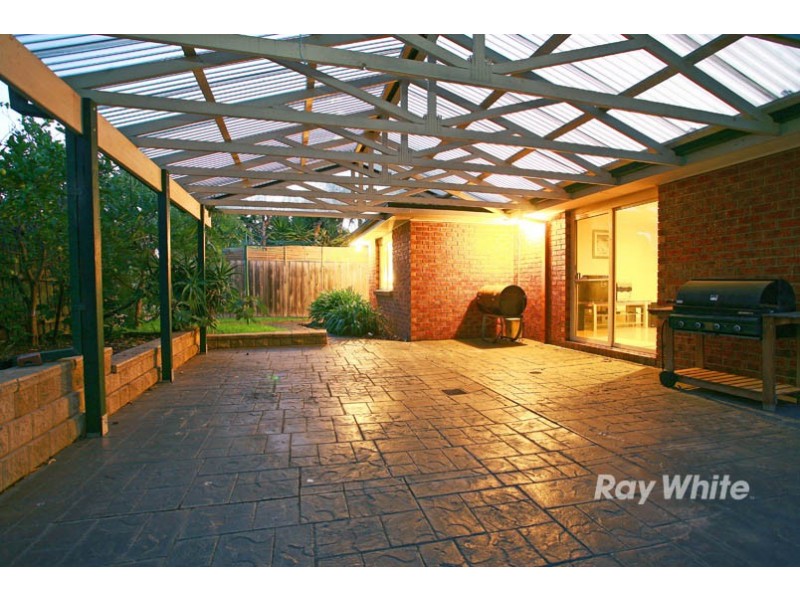 9 Henry Lawson Drive, Lynbrook VIC 3975