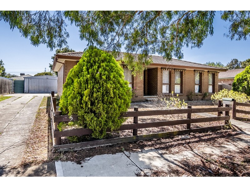 5 McMillan Court, Cranbourne North VIC 3977