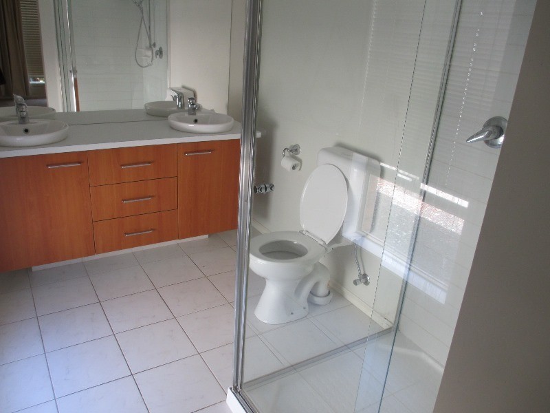 3 Barnby Grove, Cranbourne East VIC 3977