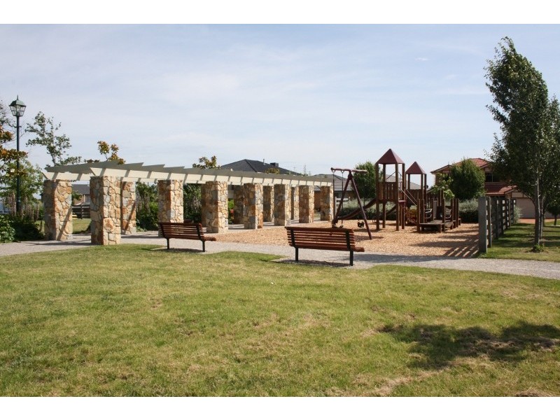 3 Barnby Grove, Cranbourne East VIC 3977
