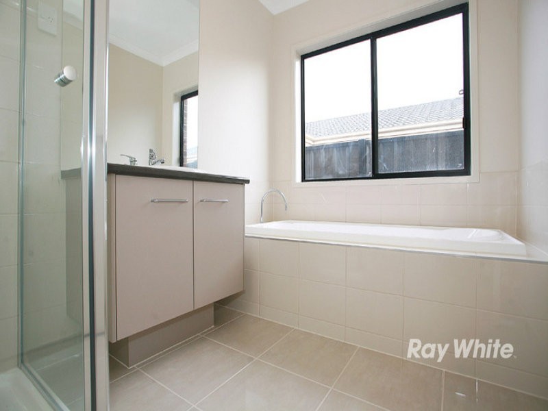 15 Appaloosa Grove, Clyde North VIC 3978