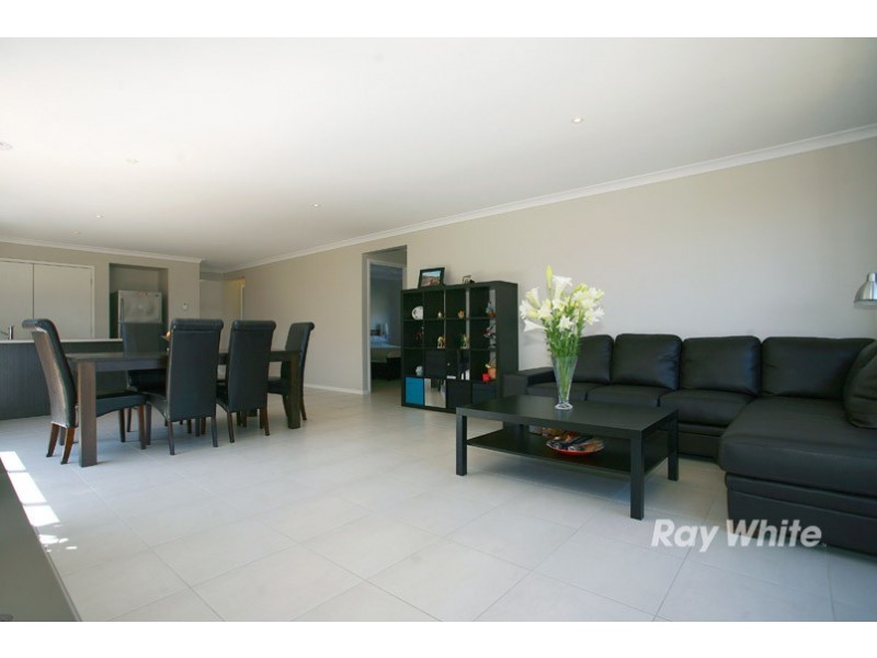 19 Wiltshire Avenue, Cranbourne East VIC 3977