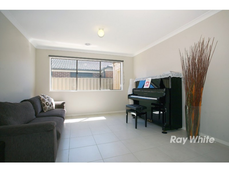 19 Wiltshire Avenue, Cranbourne East VIC 3977