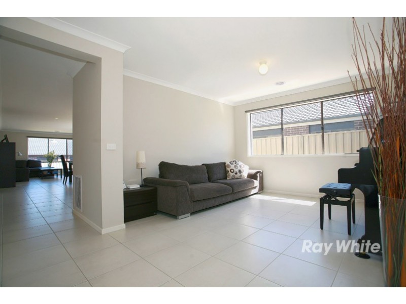 19 Wiltshire Avenue, Cranbourne East VIC 3977