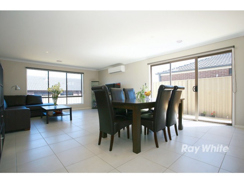 19 Wiltshire Avenue, Cranbourne East VIC 3977