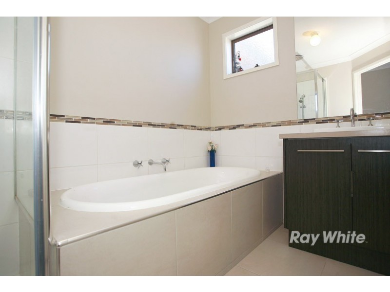 19 Wiltshire Avenue, Cranbourne East VIC 3977