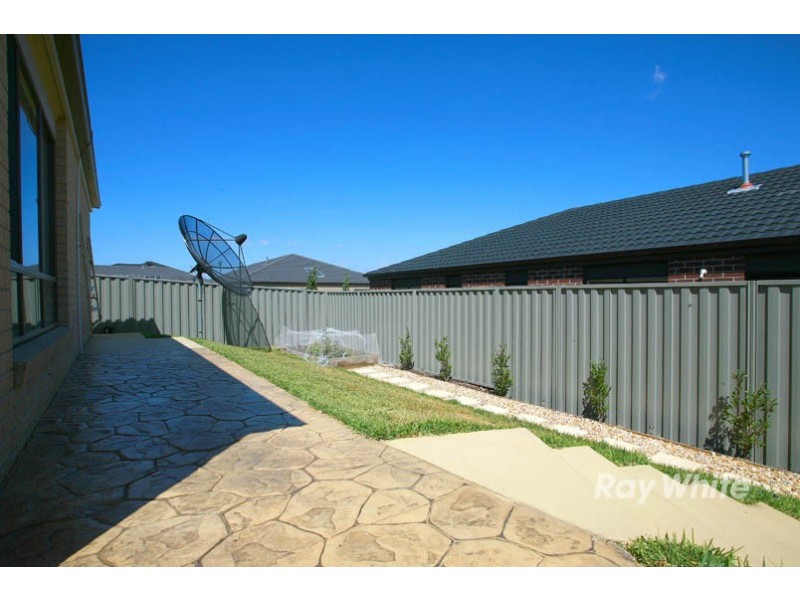 19 Wiltshire Avenue, Cranbourne East VIC 3977