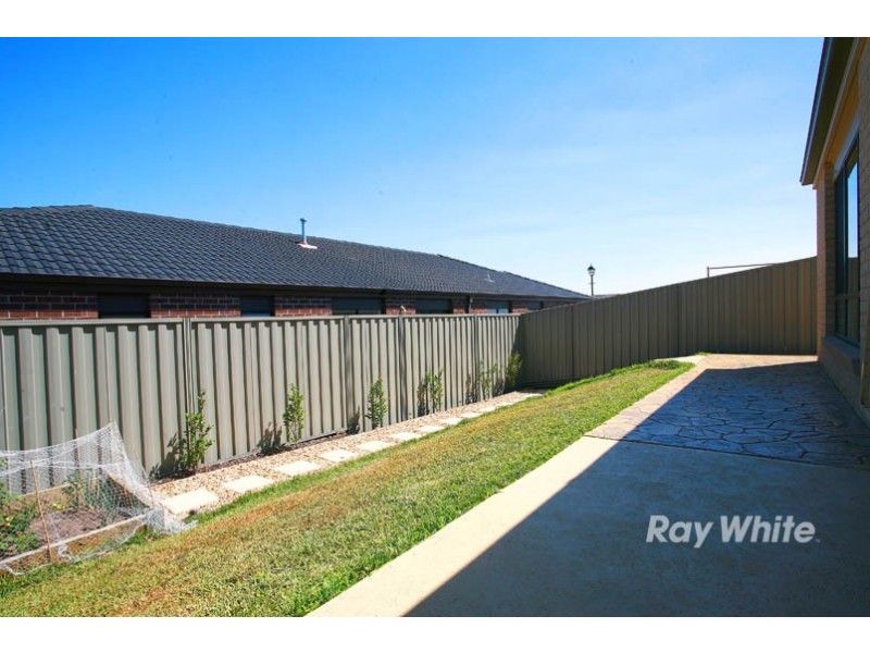 19 Wiltshire Avenue, Cranbourne East VIC 3977