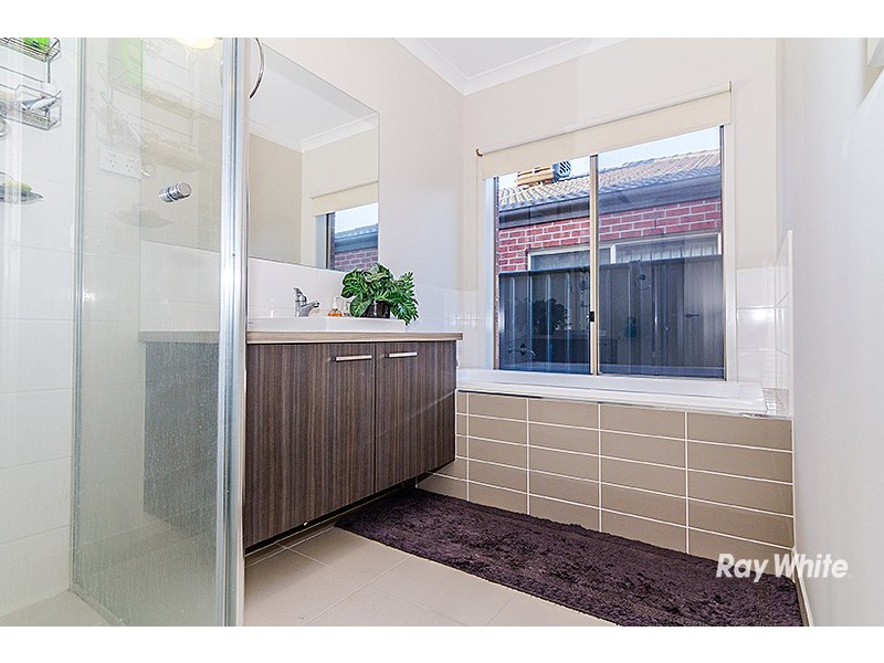 36 MacKillop Way, Clyde North VIC 3978