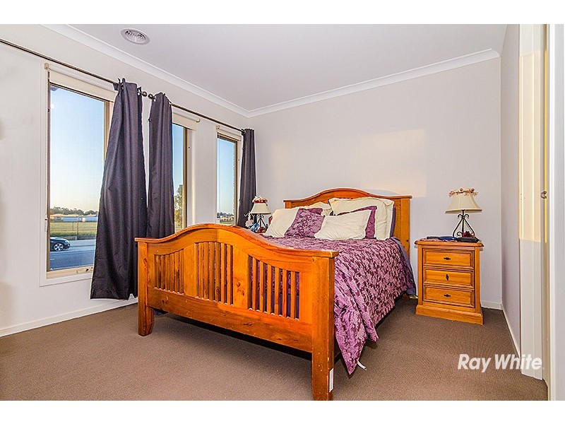 36 MacKillop Way, Clyde North VIC 3978