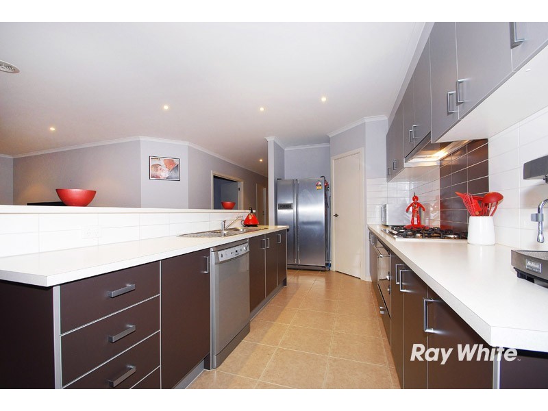 2 Dunferline Crescent, Cranbourne VIC 3977