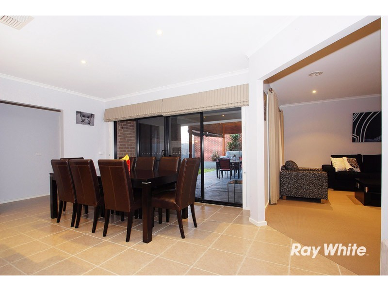 2 Dunferline Crescent, Cranbourne VIC 3977