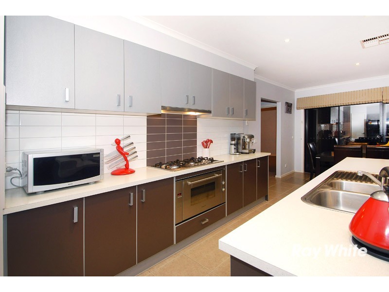 2 Dunferline Crescent, Cranbourne VIC 3977