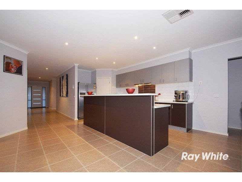 2 Dunferline Crescent, Cranbourne VIC 3977