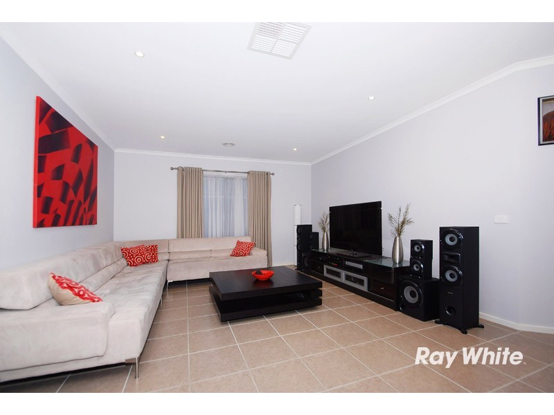 2 Dunferline Crescent, Cranbourne VIC 3977