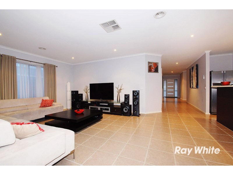 2 Dunferline Crescent, Cranbourne VIC 3977