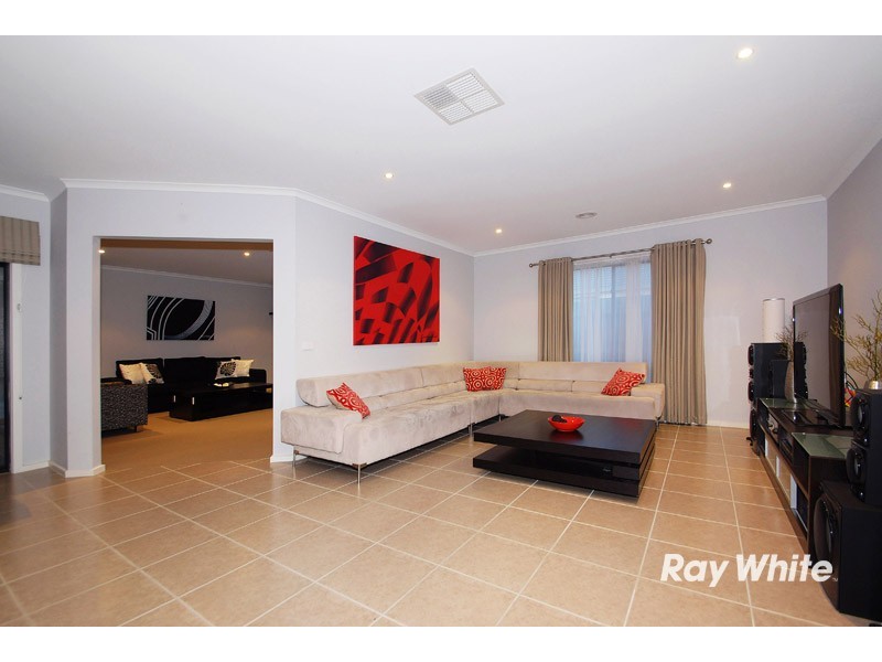 2 Dunferline Crescent, Cranbourne VIC 3977
