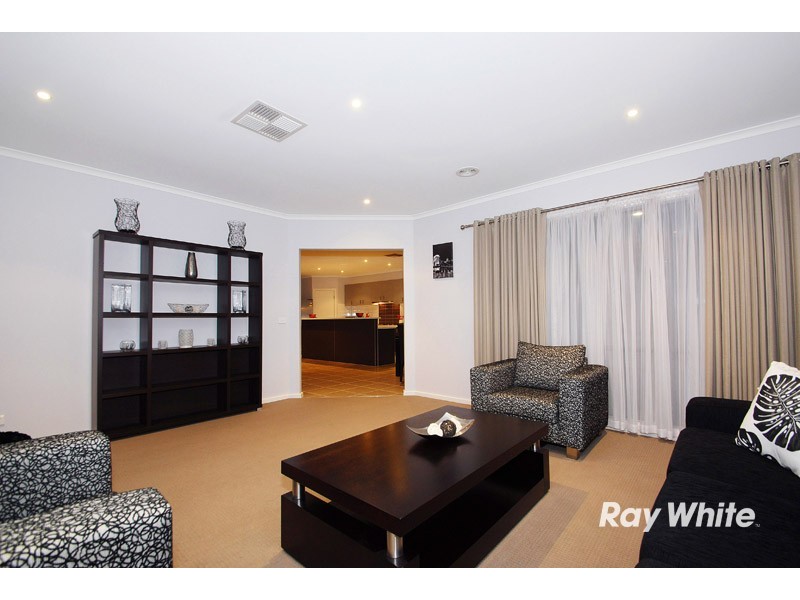 2 Dunferline Crescent, Cranbourne VIC 3977